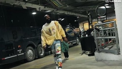 登哥你不要太帅！哈登嘻哈风造型抢镜 亮黄外套搭花牛仔潮范十足