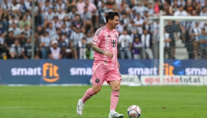 开云-秘鲁小孩得到梅西签名后，哭了！接受采访、感谢梅西！