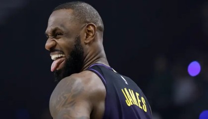 开云体育APP下载-队记：詹姆斯未来从未如此不确定 湖人生涯很可能在本赛季后结束